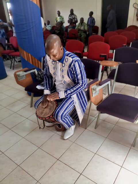 DE jouant au djembé